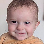 Thélyo a rejoint le concours — aidez-le/la à gagner de superbes lots ! child, toddler, smile, face, eyes, orange_shirt, closeup, portrait, happy, cute, baby, young_child, clothing, indoor, expression, person, skin, head, hair, background