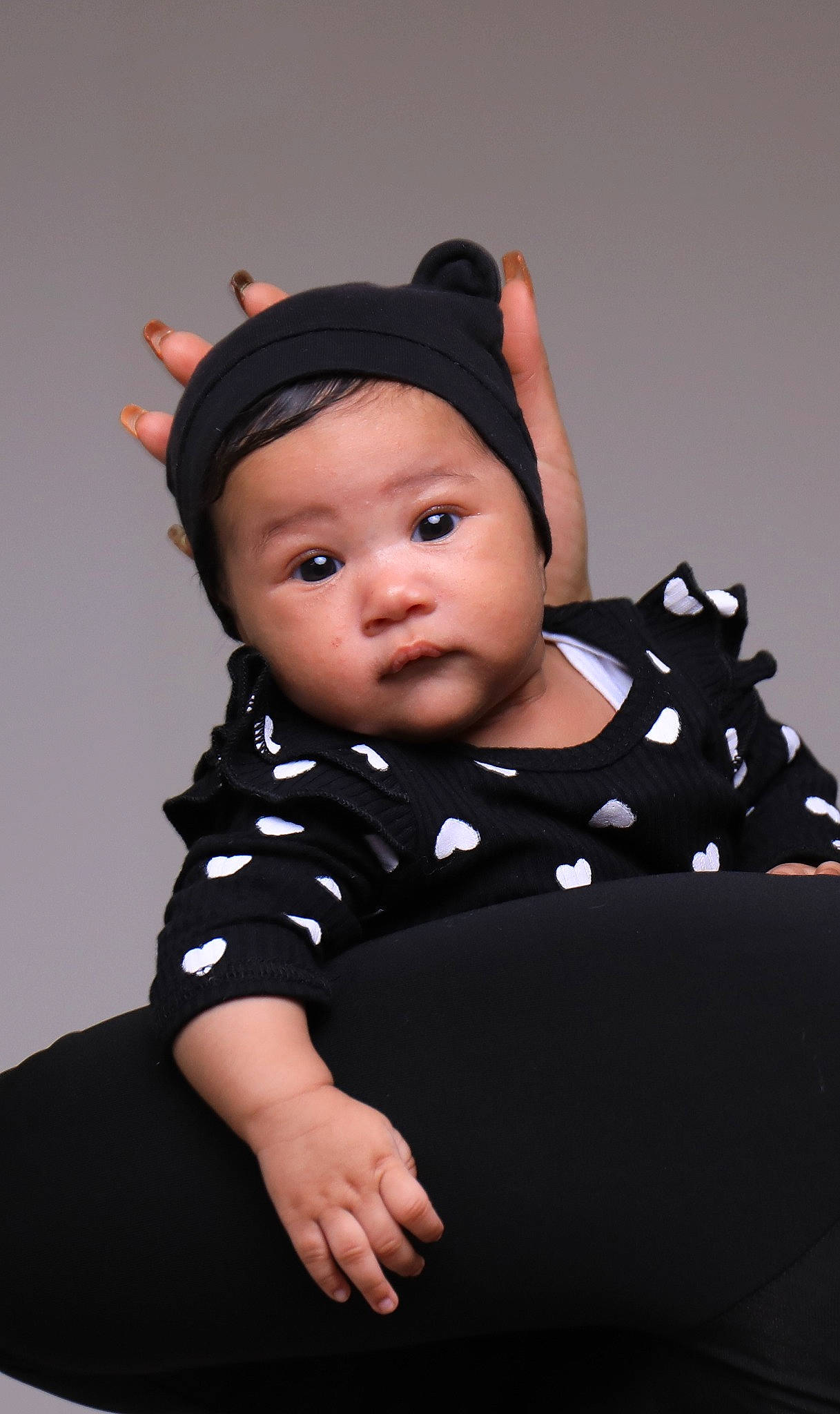 Haylee a rejoint le concours — aidez-le/la à gagner de superbes lots ! baby, baby_toddler_clothing, cheek, child, collar, costume_hat, eyelash, fashion_accessory, flash_photography, happy, headwear, iris, lip, neck, pattern, person, pink, portrait_photography, sitting, skin