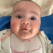 Rosalia a rejoint le concours — aidez-le/la à gagner de superbes lots ! baby, infant, face, eyes, cheeks, onesie, blanket, towel, closeup, portrait, cute, skin, expression, pink, blue, crib, bed, gaze, smile, clothing