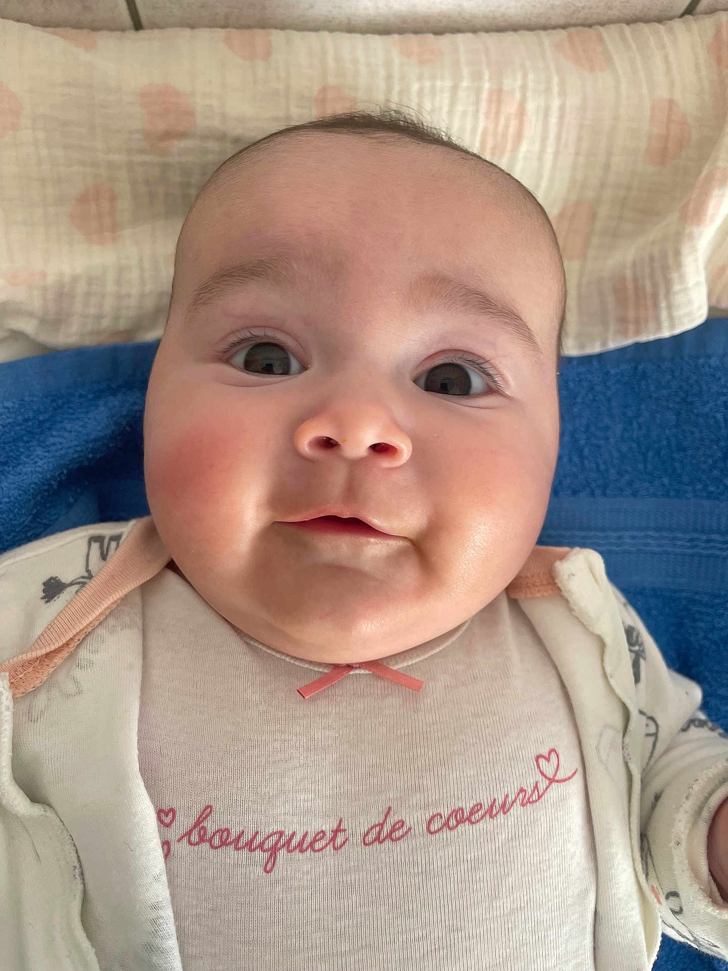 Rosalia a rejoint le concours — aidez-le/la à gagner de superbes lots ! baby, infant, face, eyes, cheeks, onesie, blanket, towel, closeup, portrait, cute, skin, expression, pink, blue, crib, bed, gaze, smile, clothing