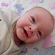 Lyanna a rejoint le concours — aidez-le/la à gagner de superbes lots ! baby, baby_garment, blanket, butterfly_pattern, cheeks, child, close_up, clothing, cute, eyes, face, happy, head, infant, lying_down, newborn, portrait, skin, smiling, soft