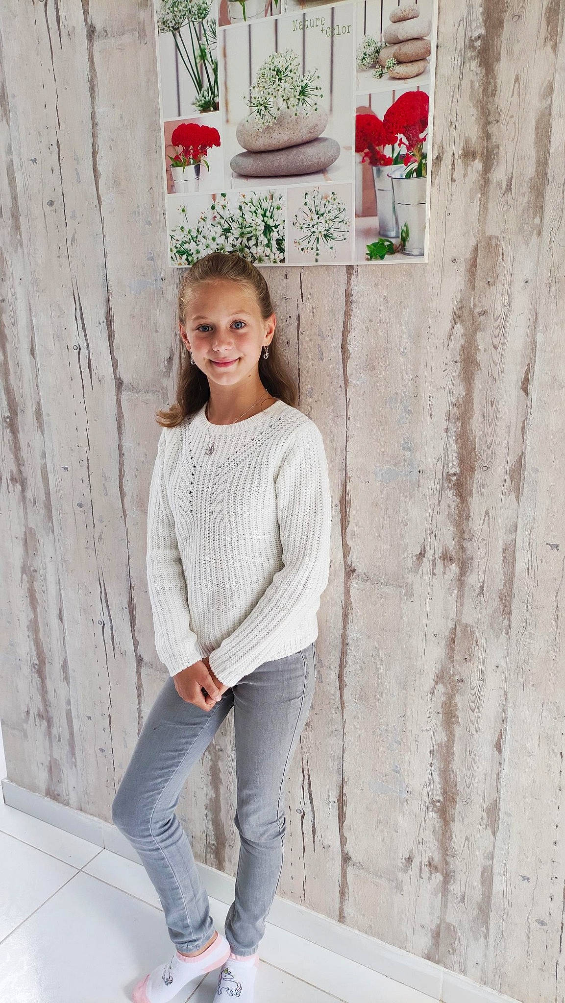 Louvana participe au concours pour gagner de l'argent avec cette photo : collar, dress_shirt, flower, grey, hairstyle, headgear, joint, joy, neck, outerwear, person, petal, pink, shoulder, sleeve, street_fashion, t_shirt, textile, waist, wall