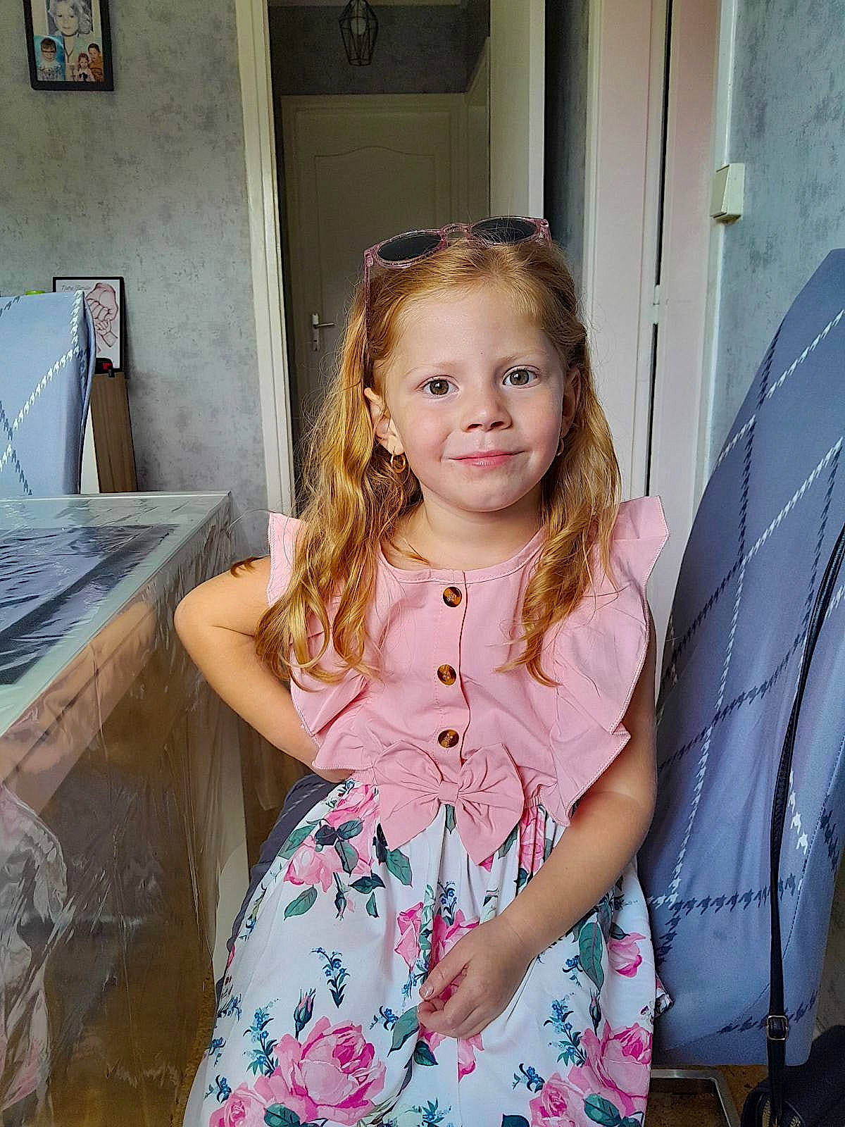 Shayna participe au concours pour gagner de l'argent avec cette photo : beauty, blond, brown_hair, day_dress, door, dress, fashion_accessory, fashion_design, fun, hairstyle, happy, joy, long_hair, magenta, pattern, person, pink, sitting, smile, sunglasses