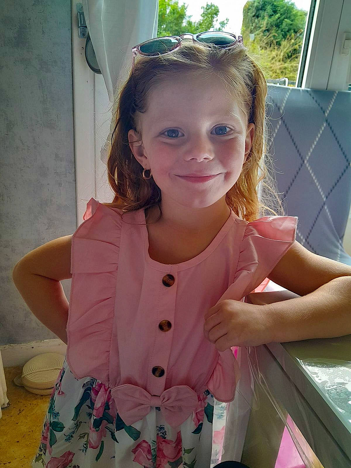 Shayna a rejoint le concours — aidez-le/la à gagner de superbes lots ! baby_toddler_clothing, child, day_dress, embellishment, face, facial_expression, fun, grass, hairstyle, happy, joy, leisure, magenta, pattern, person, pink, shoulder, skin, sleeve, smile