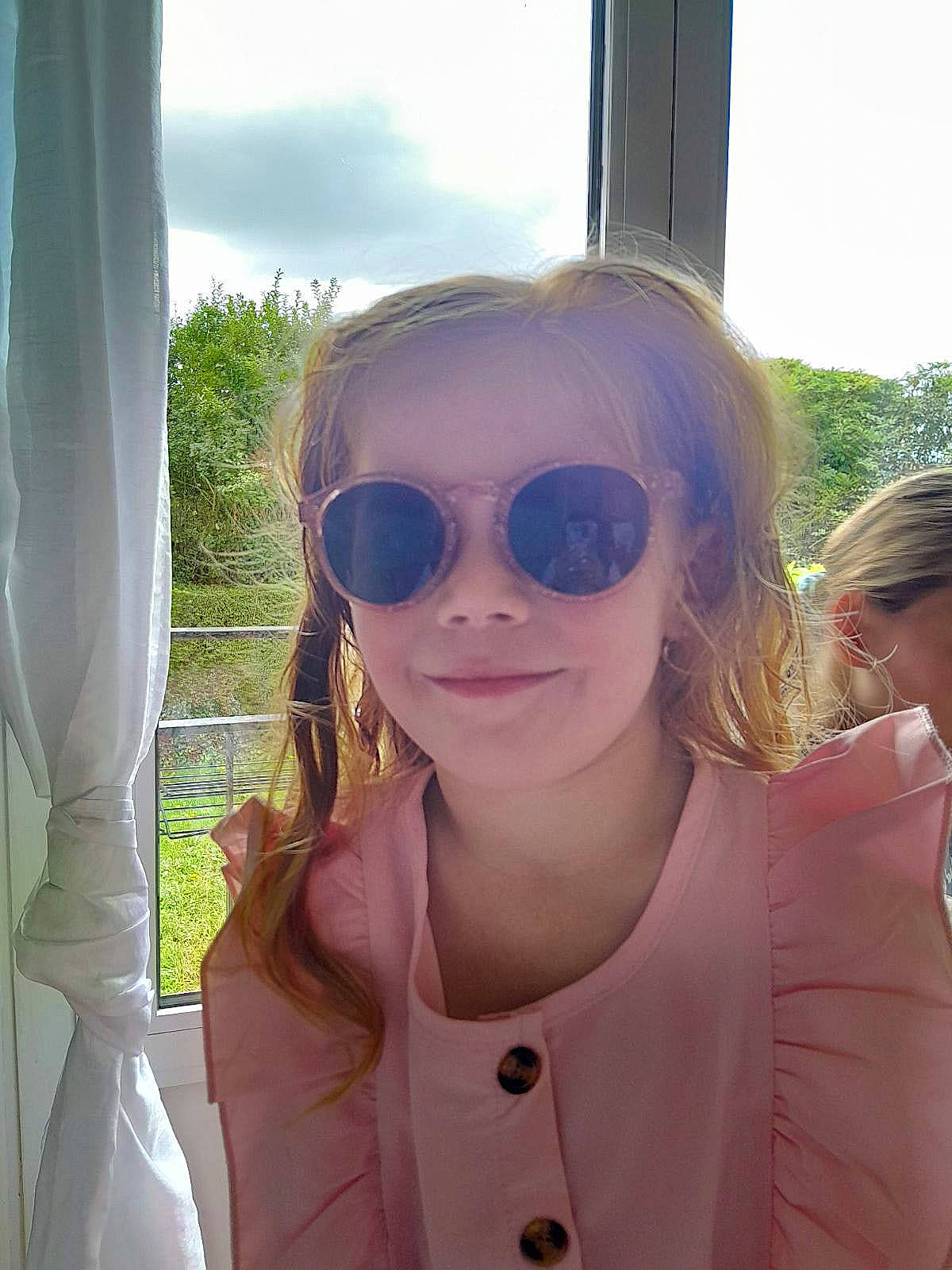 Shayna participe au concours pour gagner de l'argent avec cette photo : beauty, blazer, cool, eyewear, fun, gesture, glasses, goggles, hair, happy, joy, layered_hair, lip, mammal, person, pink, selfie, sky, sleeve, smile