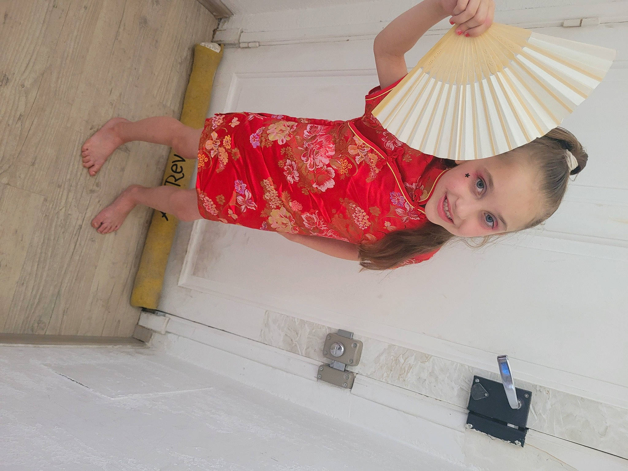 Kayssie a rejoint le concours — aidez-le/la à gagner de superbes lots ! baby_toddler_clothing, child, comfort, fashion_accessory, flooring, human_leg, joy, knee, magenta, pattern, person, room, sleeve, smile, thigh, toddler, umbrella, wood