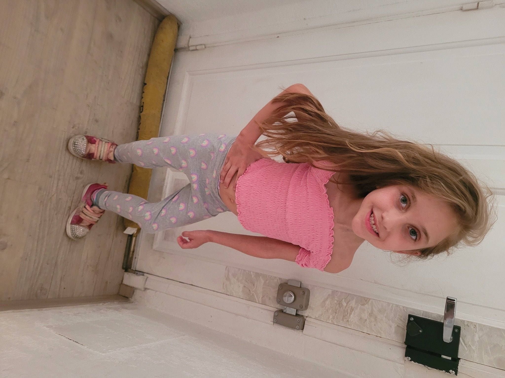 Kayssie participe au concours pour gagner de l'argent avec cette photo : comfort, elbow, eyelash, floor, flooring, foot, fun, human_leg, joy, knee, leg, magenta, person, pink, room, sandal, sitting, smile, sock, thigh