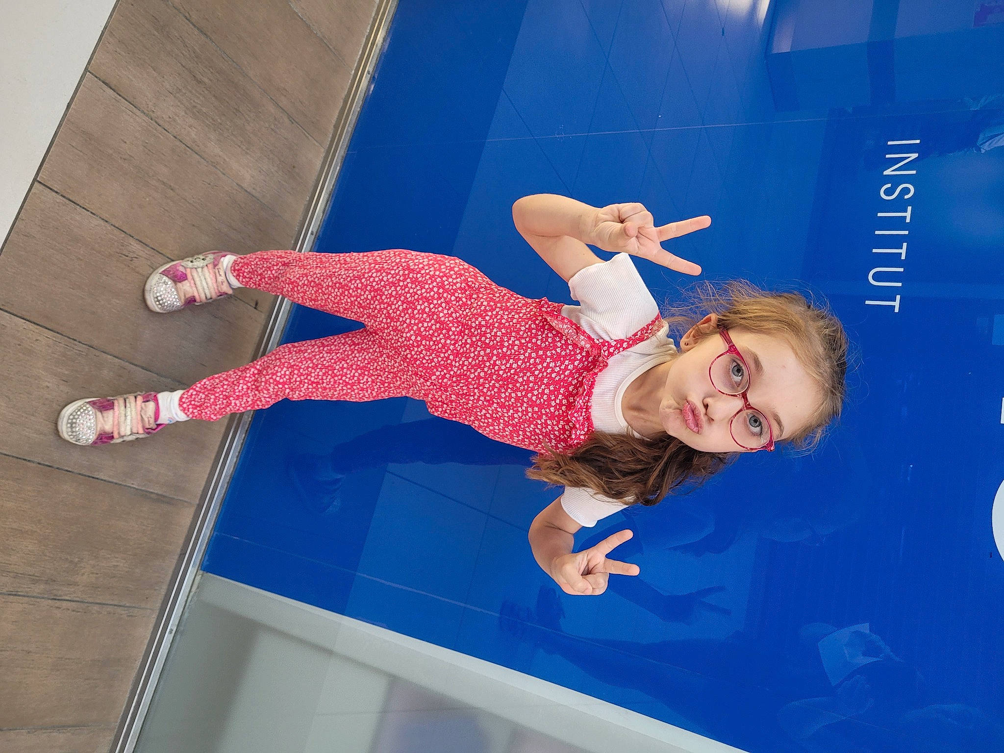 Kayssie a rejoint le concours — aidez-le/la à gagner de superbes lots ! advertising, balance, blue, elbow, electric_blue, entertainment, fashion_design, flooring, fun, happy, human_leg, knee, leisure, logo, pattern, person, recreation, smile, sportswear, thigh