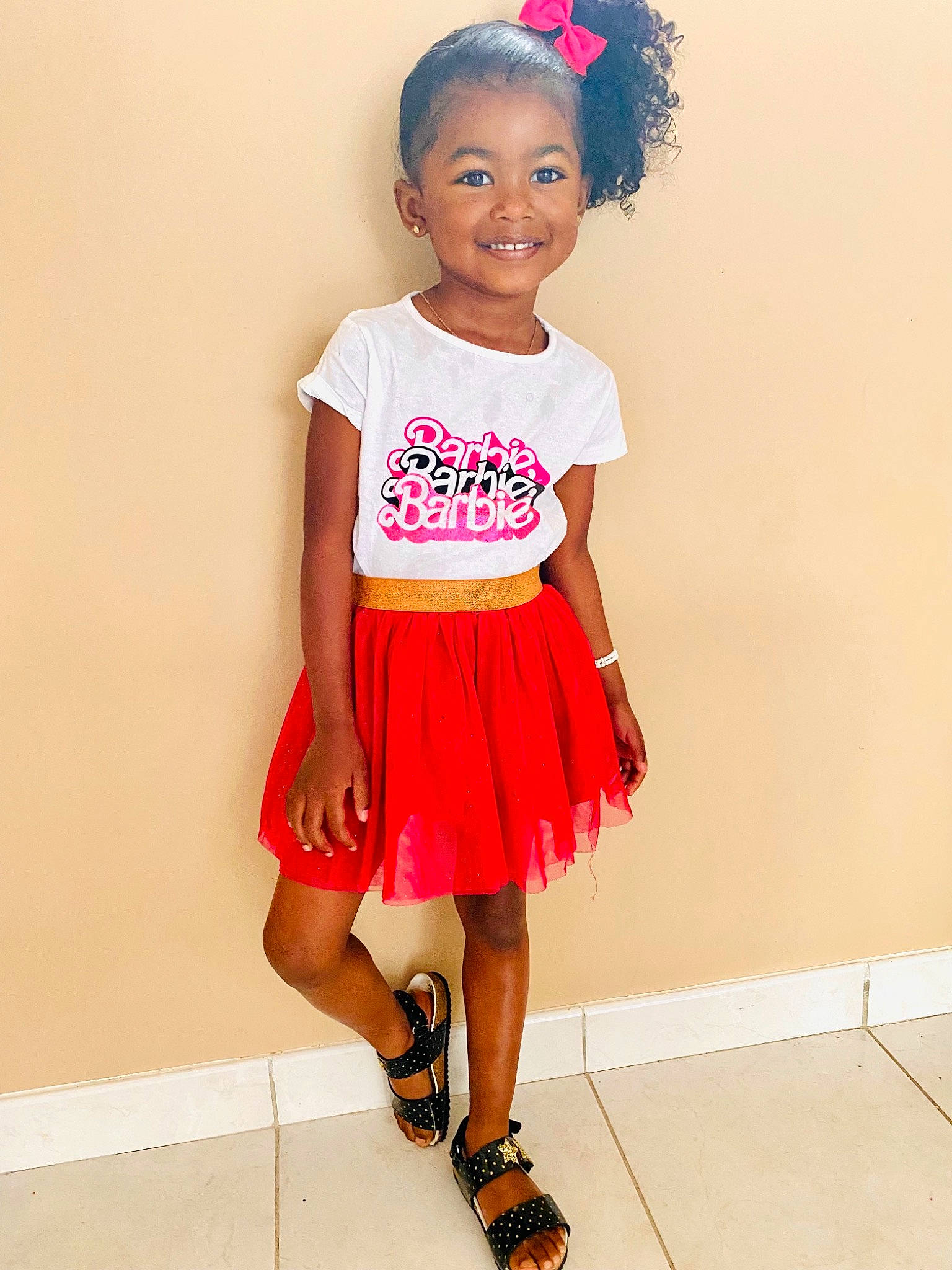 Teeyah participe au concours pour gagner de l'argent avec cette photo : baby_toddler_clothing, child, day_dress, fashion_design, hairstyle, happy, joy, knee, magenta, neck, person, pink, skin, sleeve, smile, street_fashion, t_shirt, thigh, toddler, trunk