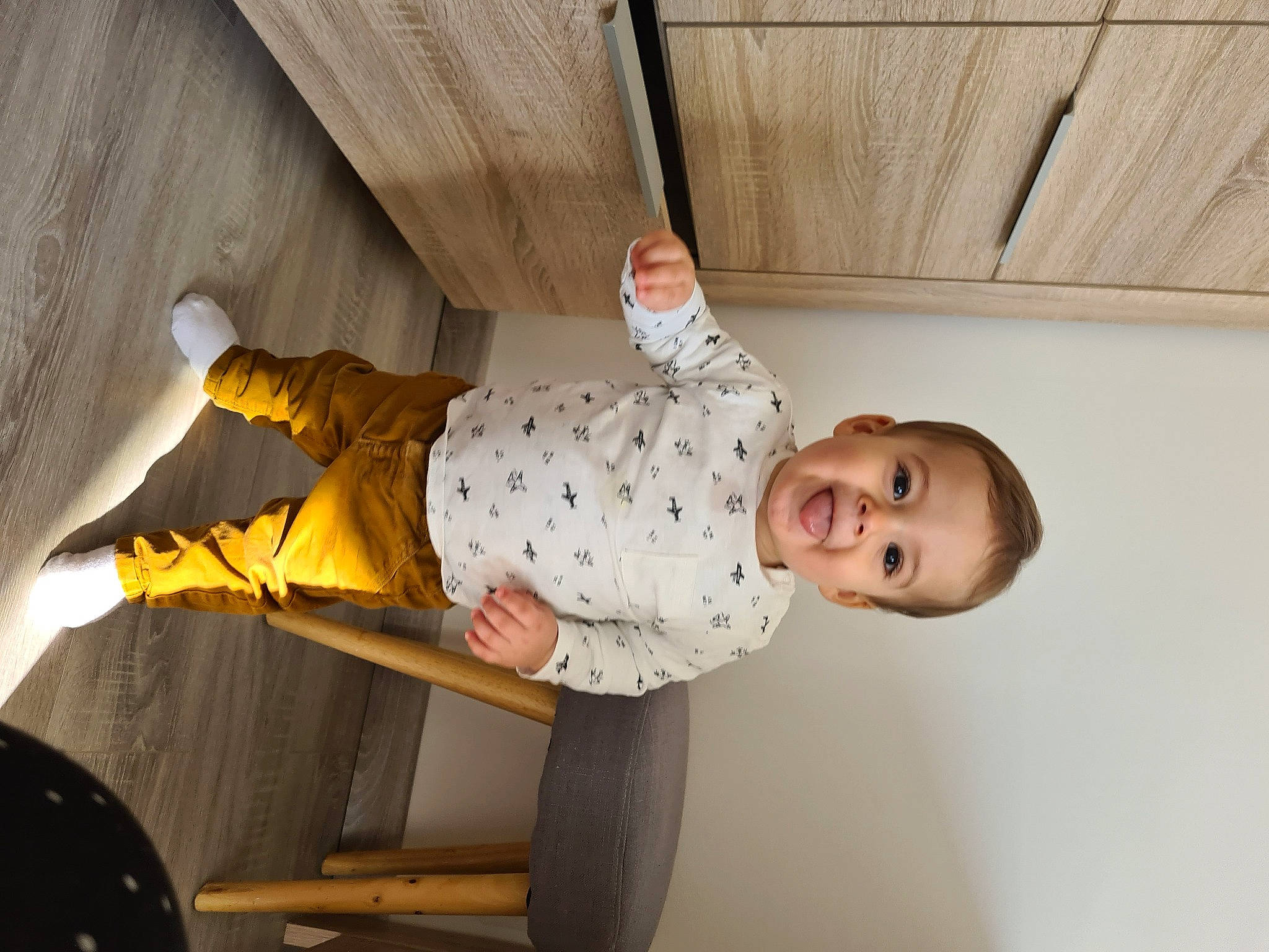 Owen participe au concours pour gagner de l'argent avec cette photo : beam, ceiling, child, comfort, daylighting, elbow, flooring, fun, hardwood, hat, leisure, person, room, smile, t_shirt, toddler, window, wood