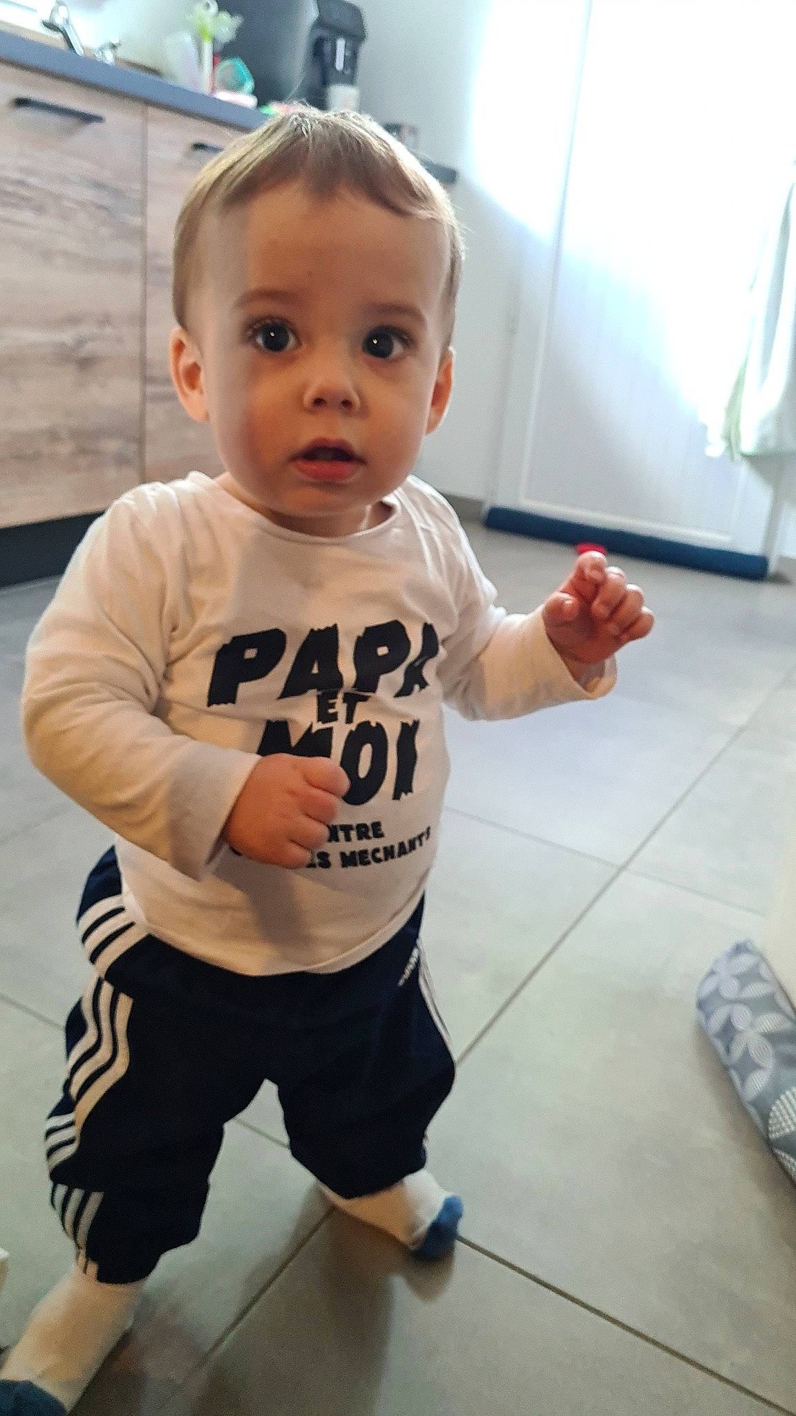 Owen participe au concours pour gagner de l'argent avec cette photo : baby, baby_toddler_clothing, cheek, child, cool, elbow, floor, flooring, fun, gesture, happy, joint, person, room, shorts, sleeve, sock, sportswear, surprise, t_shirt
