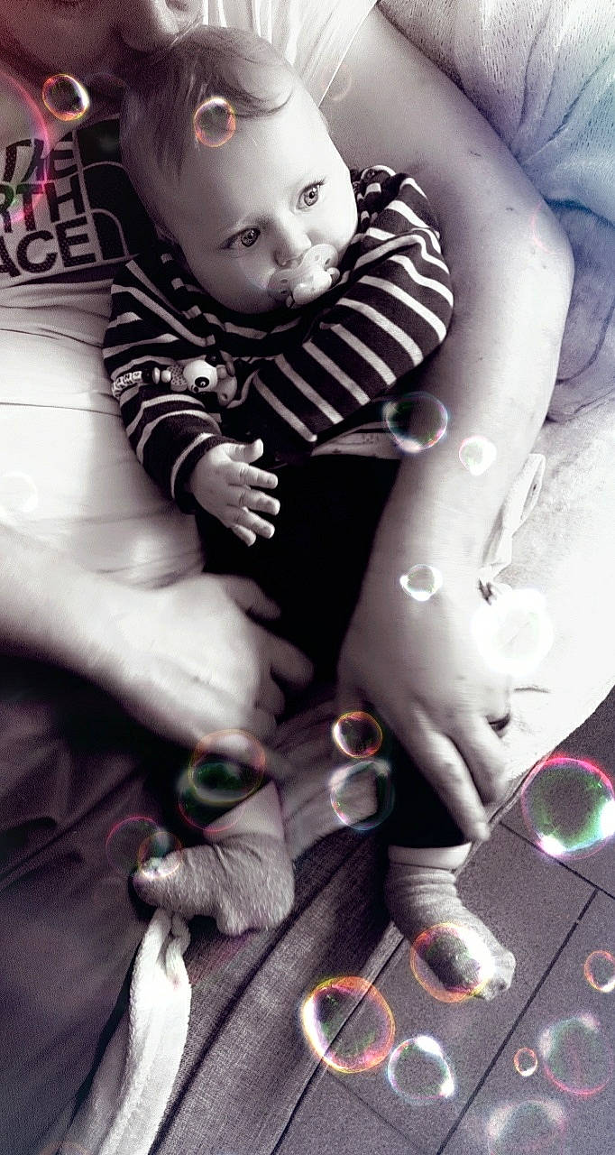 Donovan a rejoint le concours — aidez-le/la à gagner de superbes lots ! baby, black_and_white, child, cool, hand, monochrome, photography, style, toddler, white