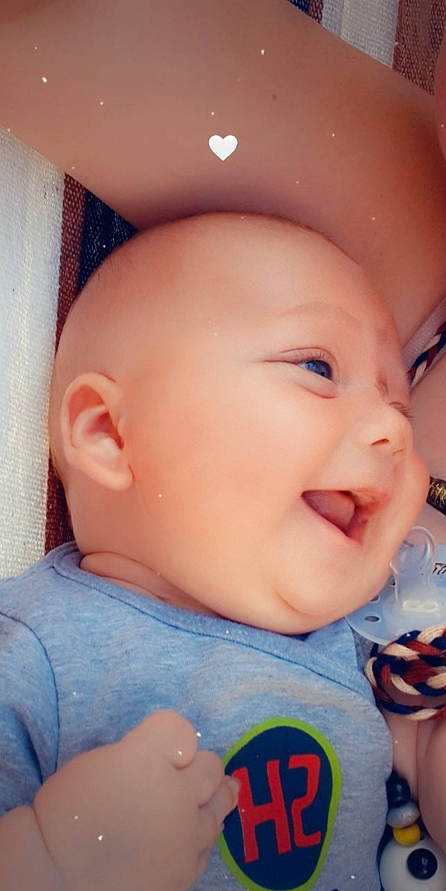 Donovan a rejoint le concours — aidez-le/la à gagner de superbes lots ! baby, cheek, child, chin, ear, eye, eyebrow, face, finger, forehead, head, lip, mouth, nose, person, skin, smile, toddler