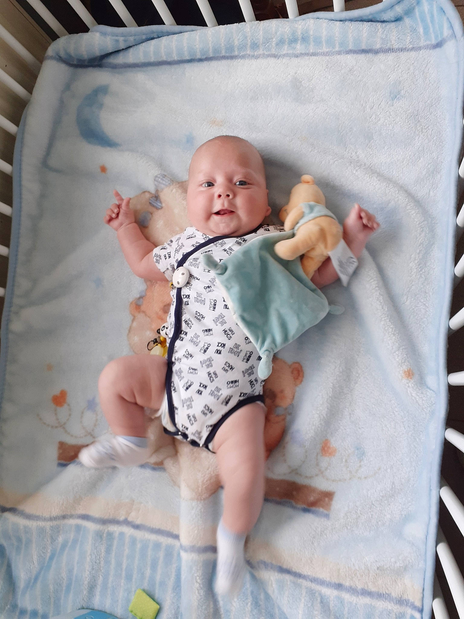 Donovan a rejoint le concours — aidez-le/la à gagner de superbes lots ! baby, baby_products, baby_safety, baby_toddler_clothing, bed, bedding, blanket, child, diaper, diaper_bag, furniture, infant_bed, linens, person, product, textile, toddler