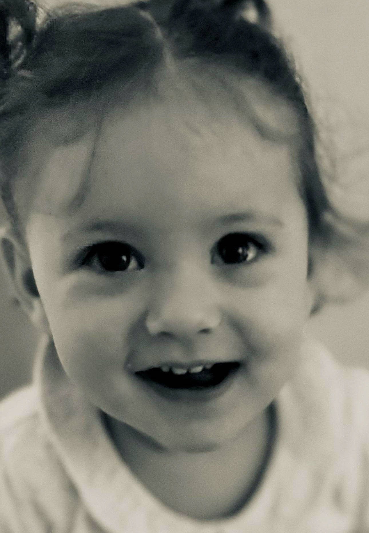 Safia participe au concours pour gagner de l'argent avec cette photo : black, cheek, ear, eye, eyebrow, eyelash, facial_expression, flash_photography, forehead, hair, happy, human_body, iris, jaw, joy, lip, mouth, nose, organ, person