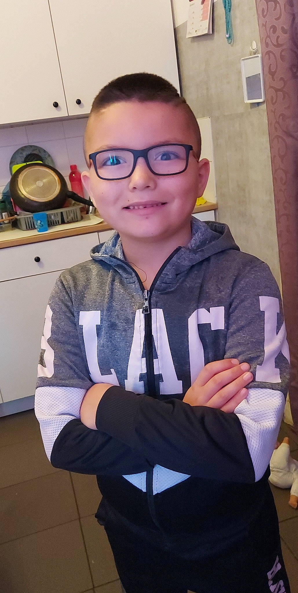 Hamda a rejoint le concours — aidez-le/la à gagner de superbes lots ! child, collar, electric_blue, eyewear, fun, gesture, glasses, home_appliance, joy, kitchen_appliance, machine, person, personal_protective_equipment, room, sitting, sleeve, smile, t_shirt, thumb, uniform