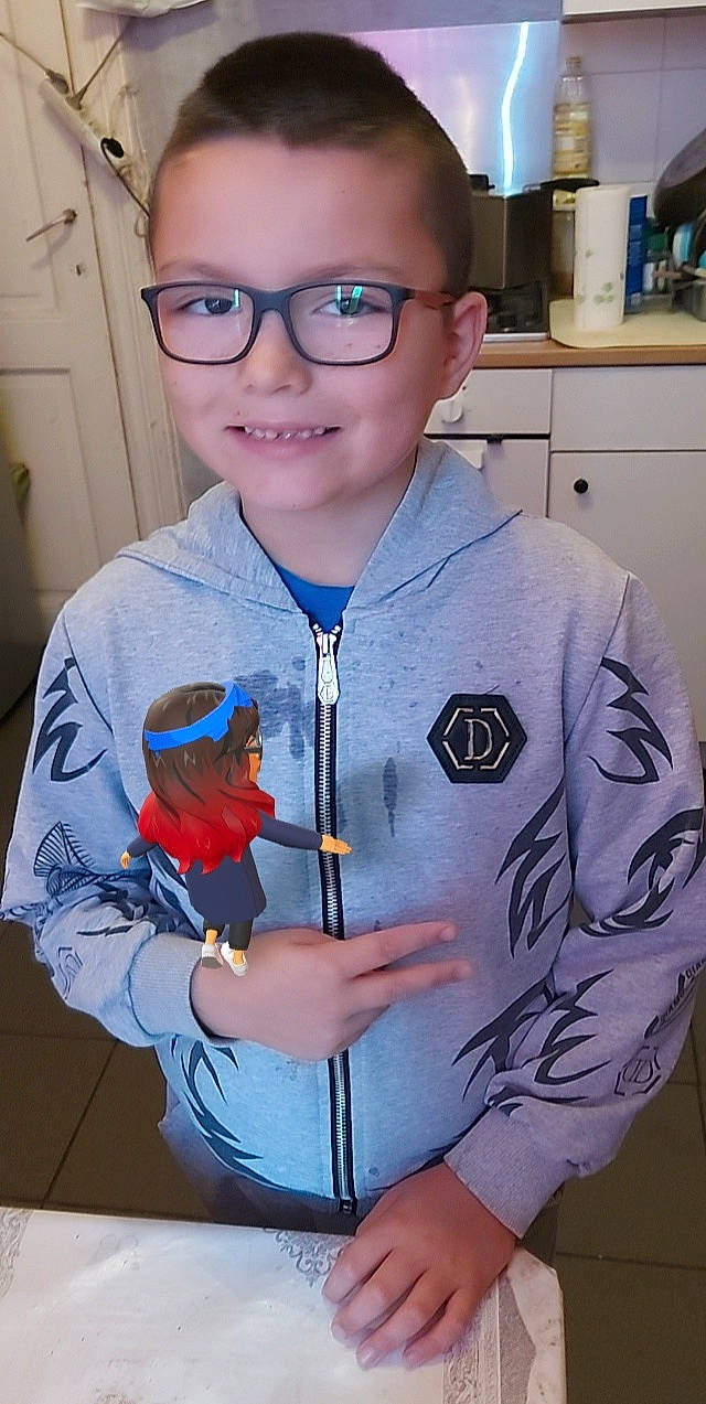 Hamda a rejoint le concours — aidez-le/la à gagner de superbes lots ! arm, cabinetry, child, clothing, door, electric_blue, eyewear, fun, home_appliance, joy, kitchen_appliance, person, personal_protective_equipment, refrigerator, room, sleeve, smile, t_shirt, toddler, uniform