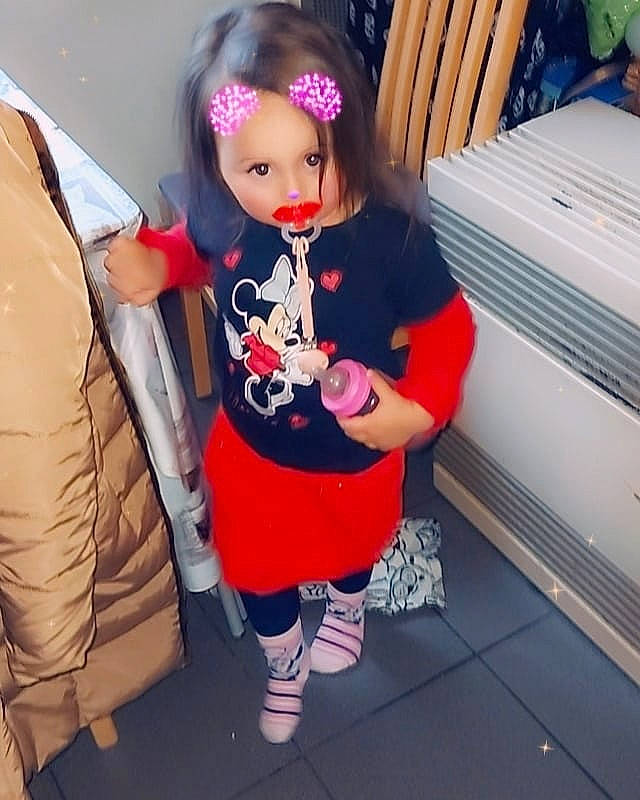 Samia a rejoint le concours — aidez-le/la à gagner de superbes lots ! black_hair, child, cool, doll, eye, fashion_design, head, lap, outerwear, pattern, person, pink, shoe, sleeve, sportswear, street_fashion, t_shirt, textile, thigh, toy