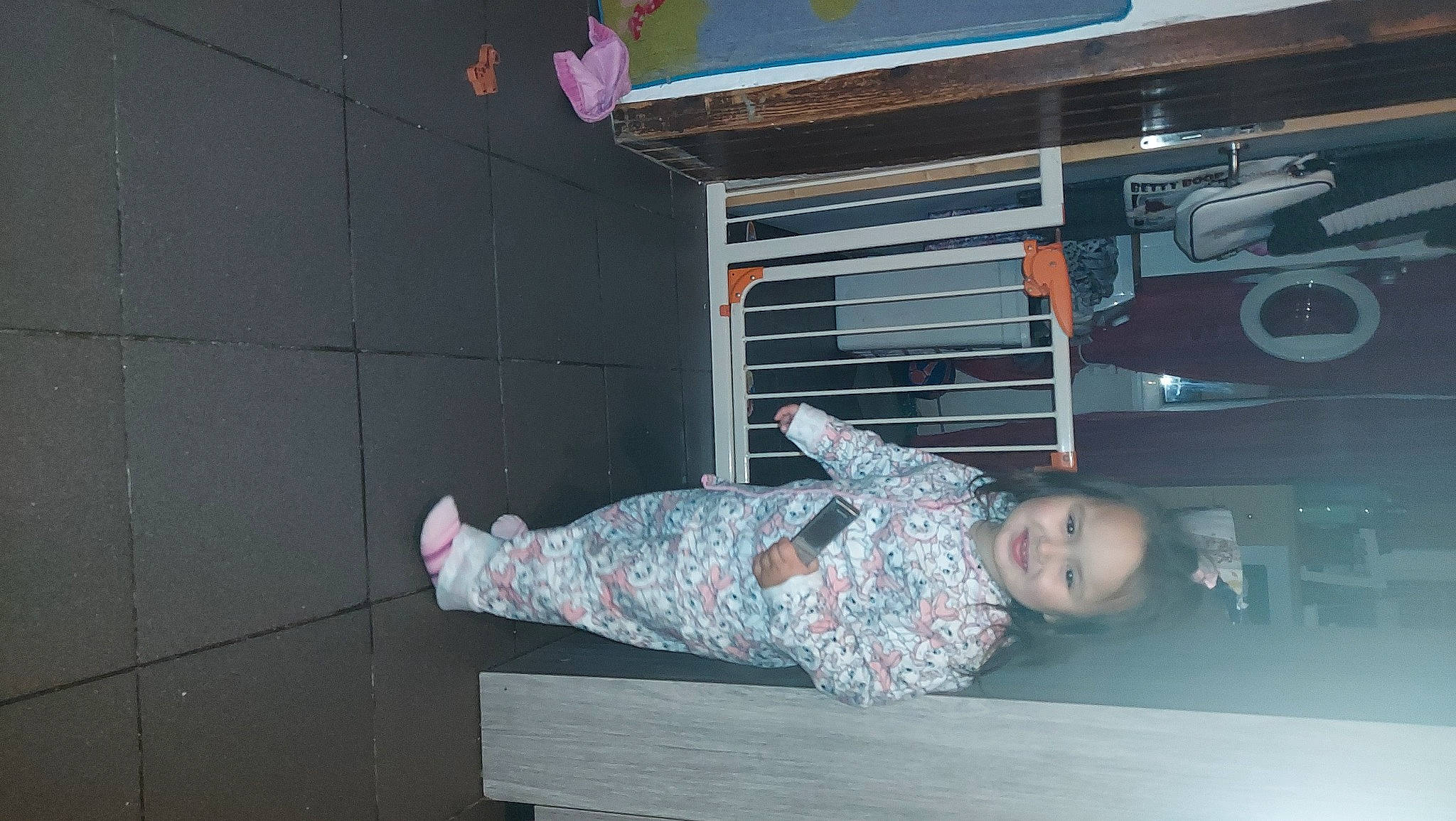 Samia a rejoint le concours — aidez-le/la à gagner de superbes lots ! child, flooring, fun, human_leg, joy, machine, pattern, person, room, sitting, thigh, toddler, wood