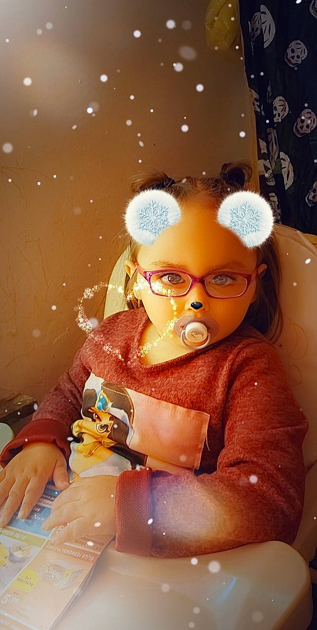 Samia participe au concours pour gagner de l'argent avec cette photo : animation, art, cheek, child, eyewear, facial_expression, fun, hairstyle, happy, illustration, person, sitting, sunglasses, toddler, toy, vision_care, winter