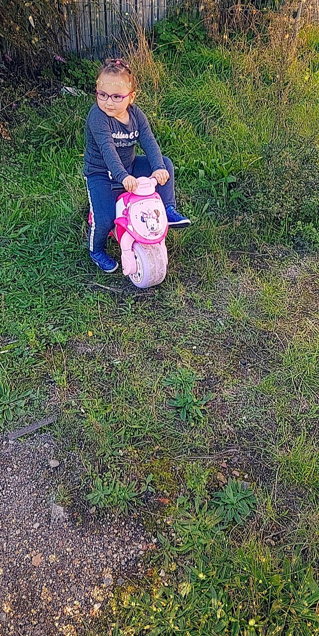 Samia participe au concours pour gagner de l'argent avec cette photo : baby, ball, football, fun, grass, grass_family, grassland, groundcover, happy, hat, landscape, lawn, leisure, pasture, people_in_nature, person, plant, soil, toddler, toy