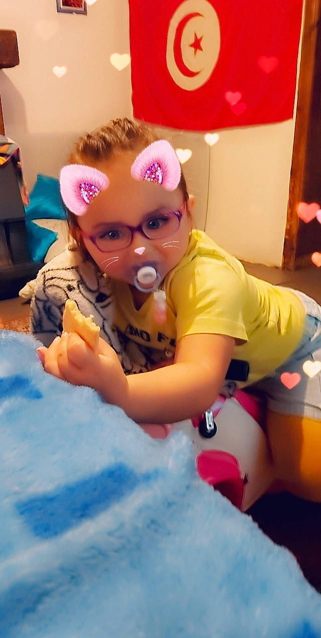 Samia participe au concours pour gagner de l'argent avec cette photo : animation, child, costume, event, eyewear, fictional_character, flooring, fun, fur, happy, headgear, leisure, magenta, party_supply, person, personal_protective_equipment, pink, play, recreation, thigh