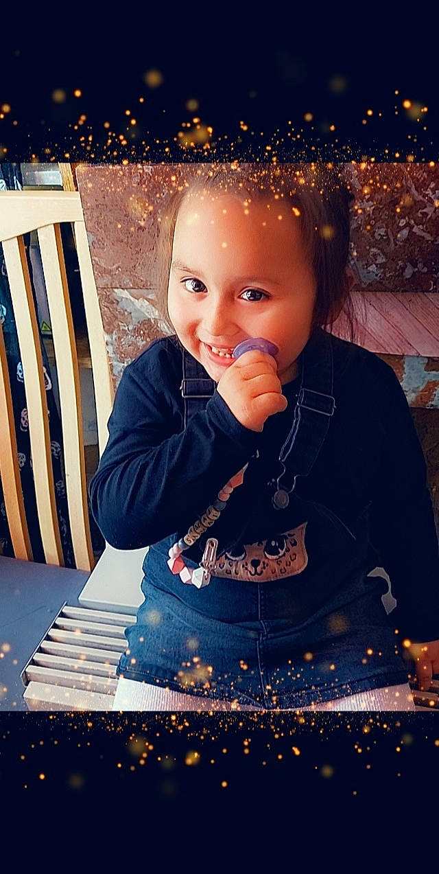 Samia participe au concours pour gagner de l'argent avec cette photo : baby_toddler_clothing, black, chair, cheek, child, cool, electric_blue, flash_photography, fun, happy, joy, lip, pattern, person, portrait_photography, sitting, sleeve, smile, standing, t_shirt