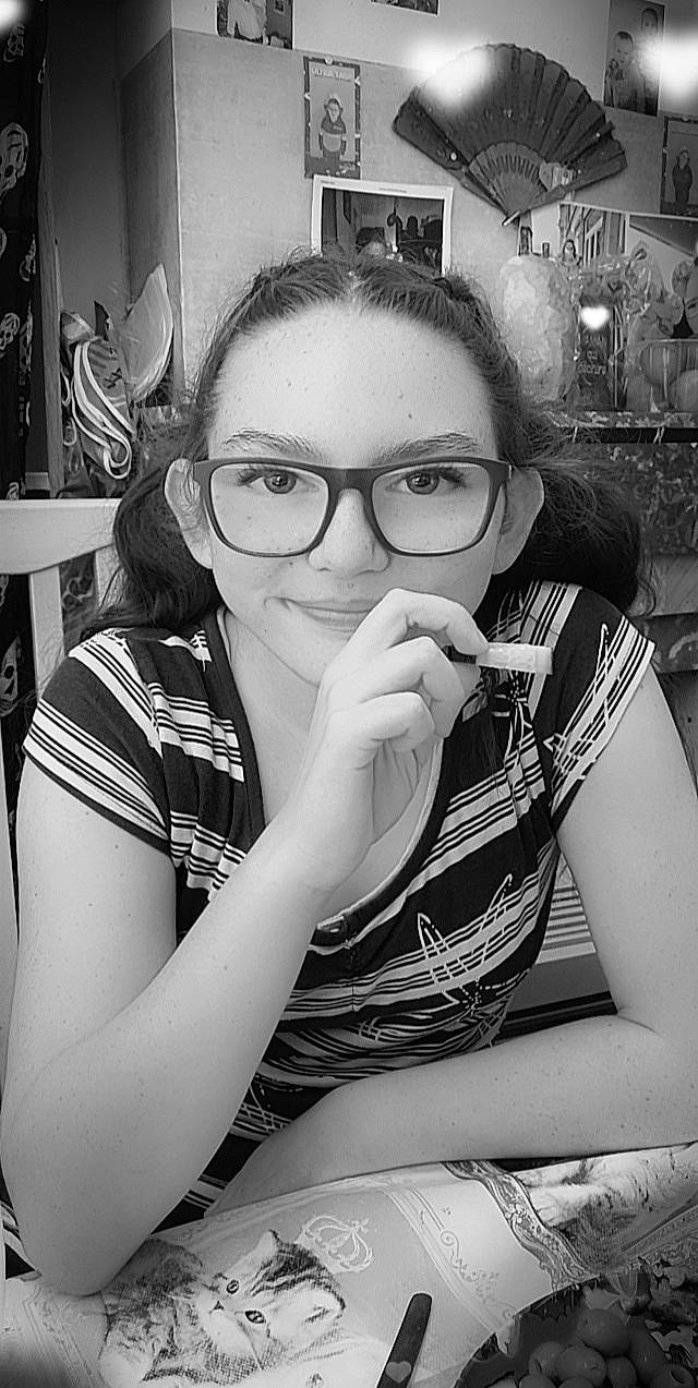 Lorianne participe au concours pour gagner de l'argent avec cette photo : arm, black, black_and_white, black_hair, chair, child, cool, elbow, eyewear, flash_photography, fun, gesture, happy, monochrome, monochrome_photography, person, sitting, style, t_shirt, tableware