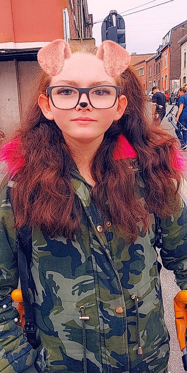 Lorianne a rejoint le concours — aidez-le/la à gagner de superbes lots ! beauty, camouflage, cool, eyebrow, eyewear, facial_expression, fashion, fashion_design, glasses, goggles, hairstyle, happy, human, lip, long_hair, military_camouflage, person, sleeve, textile, vision_care