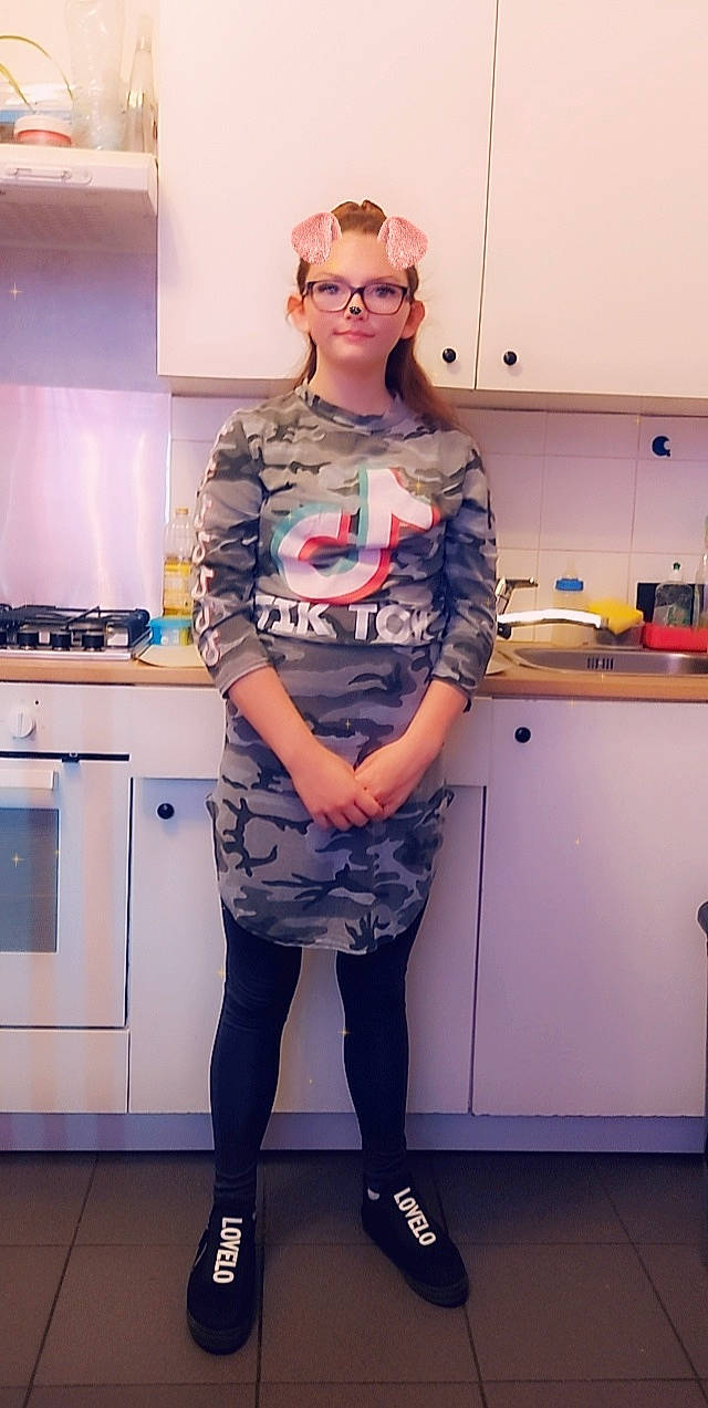 Lorianne participe au concours pour gagner de l'argent avec cette photo : art, blond, boot, denim, dress, electric_blue, event, eyewear, fashion_design, flooring, headwear, human_leg, knee, leg, person, purple, shoe, sleeve, sportswear, t_shirt