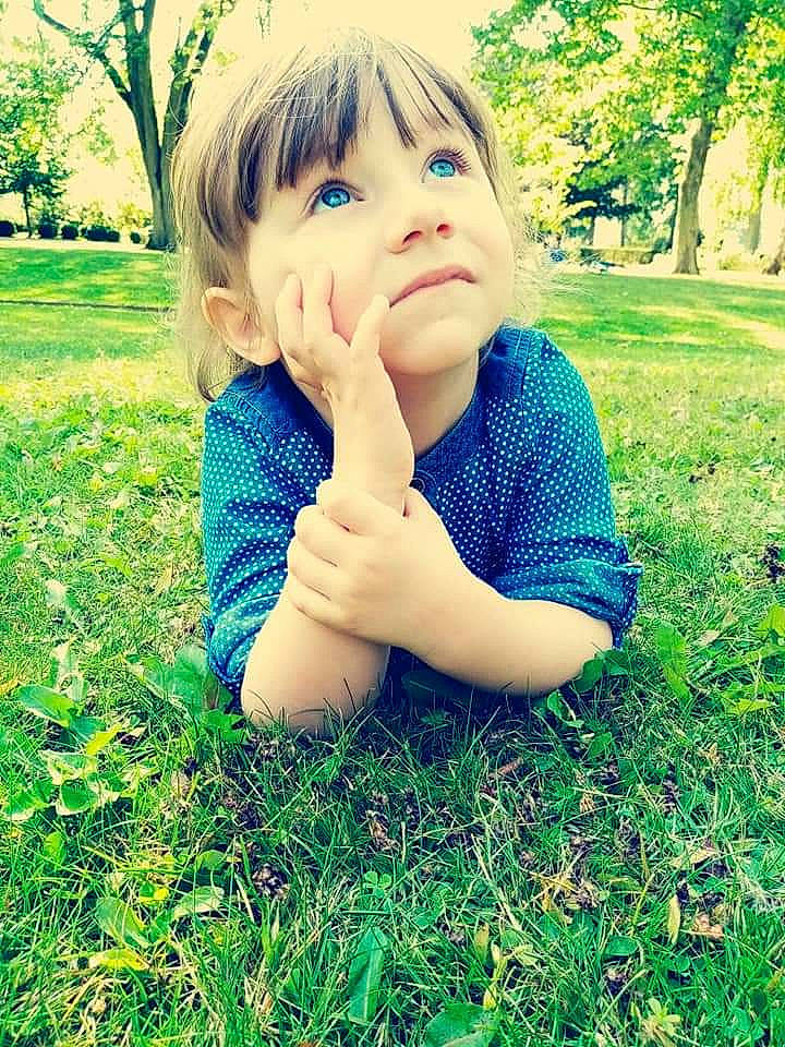 Kally participe au concours pour gagner de l'argent avec cette photo : beauty, blond, cheek, child, cool, eye, face, finger, grass, grass_family, green, hair, head, leaf, lip, nose, people_in_nature, person, skin, summer