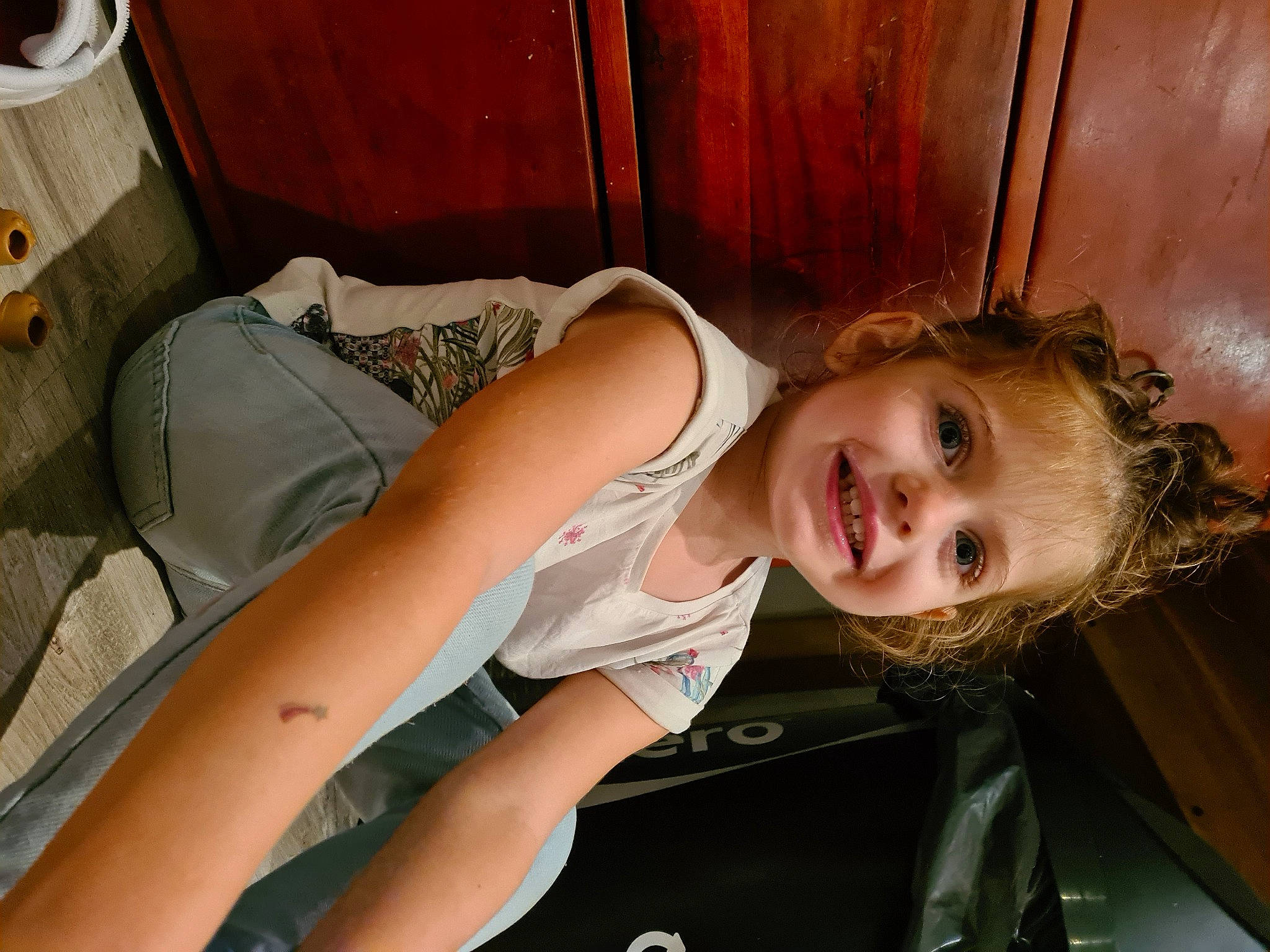 Emma a rejoint le concours — aidez-le/la à gagner de superbes lots ! blond, chest, comfort, dress, elbow, eyebrow, flash_photography, happy, human_body, human_leg, iris, joy, long_hair, mouth, nose, person, skin, smile, thigh, toddler