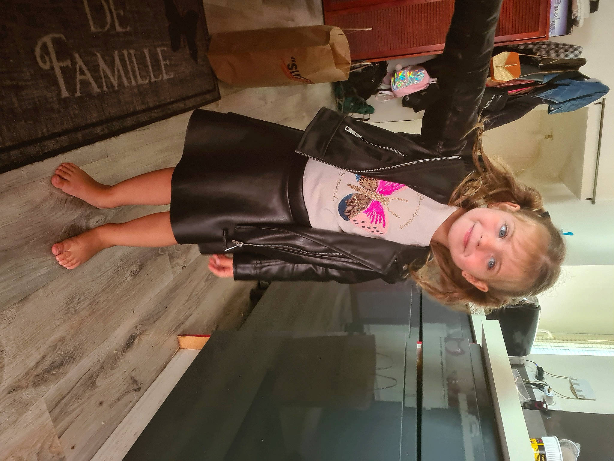 Emma participe au concours pour gagner de l'argent avec cette photo : active_pants, boot, flooring, fun, hardwood, human_leg, joy, knee, person, room, smile, sportswear, thigh, wood, wrist