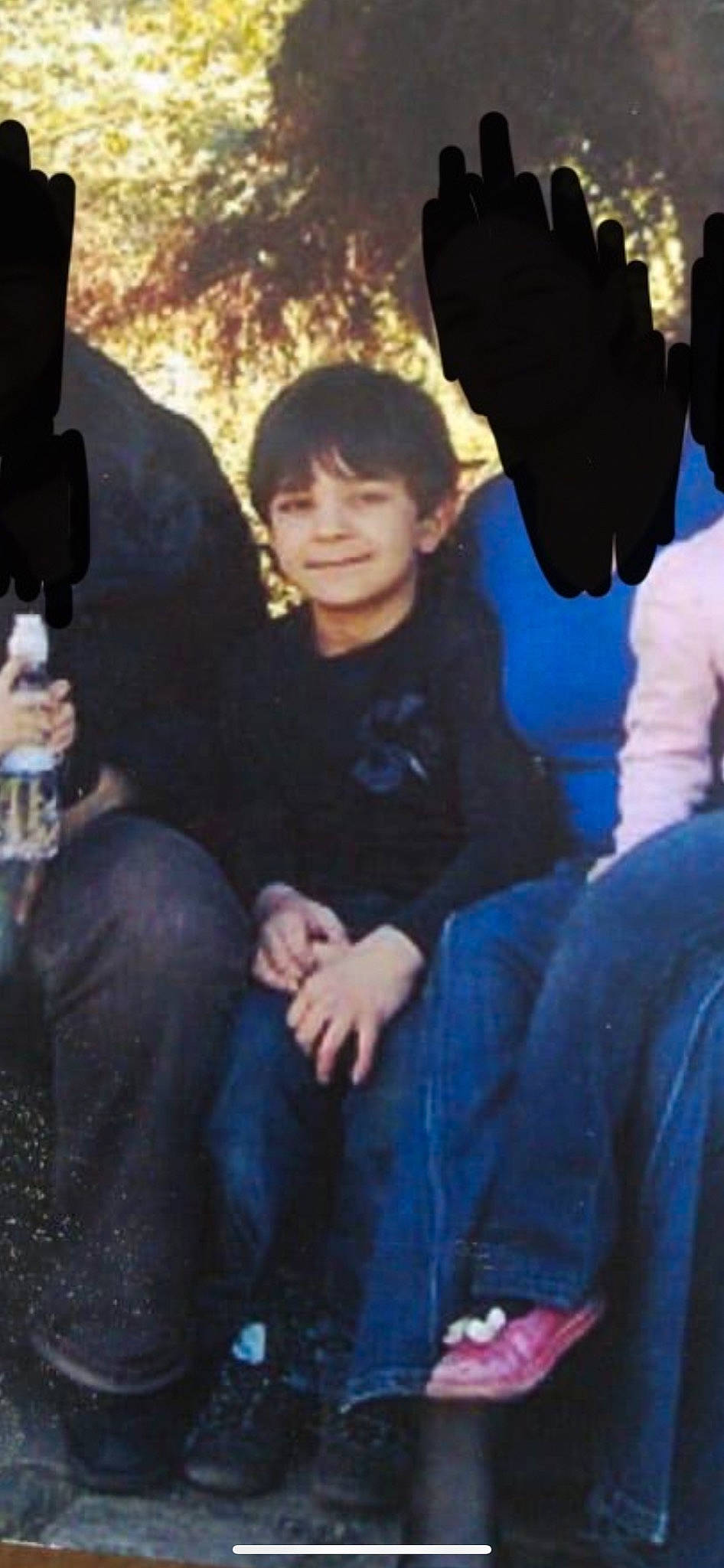 Djabrail participe au concours pour gagner de l'argent avec cette photo : cool, crowd, darkness, denim, event, fun, jeans, joy, leisure, luxury_vehicle, night, person, room, sitting, smile, tree, water_bottle, youth