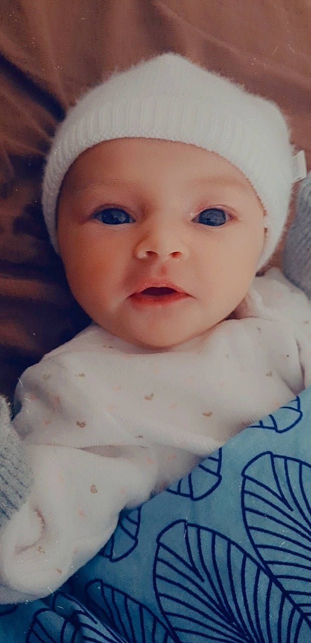 Lexa a rejoint le concours — aidez-le/la à gagner de superbes lots ! baby, baby_toddler_clothing, cap, cheek, chin, eye, eyebrow, eyelash, face, headgear, headwear, human_body, iris, lip, mouth, nose, person, pink, skin, sleeve