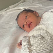 Malo participe au concours pour gagner de l'argent avec cette photo : newborn, baby, infant, white_blanket, knitted_sweater, lying_down, indoors, soft_light, portrait, young_child, face, hands, cozy, cute, sleepwear, peaceful, child, person, bed, fabric