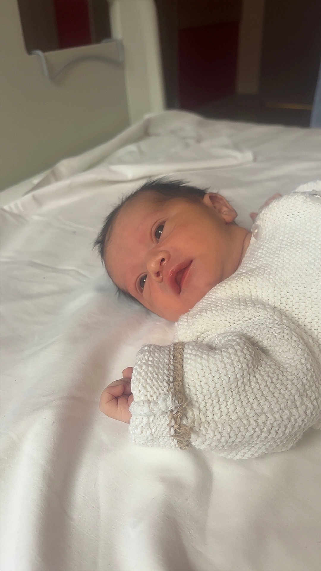 Malo participe au concours pour gagner de l'argent avec cette photo : newborn, baby, infant, white_blanket, knitted_sweater, lying_down, indoors, soft_light, portrait, young_child, face, hands, cozy, cute, sleepwear, peaceful, child, person, bed, fabric