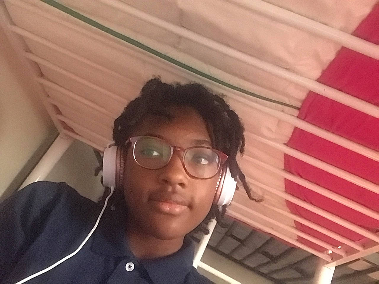 Saunte is registered to the contest to win money with this photo: chin, cool, eyewear, face, forehead, glasses, hair, head, person, photography, selfie, smile, vision_care