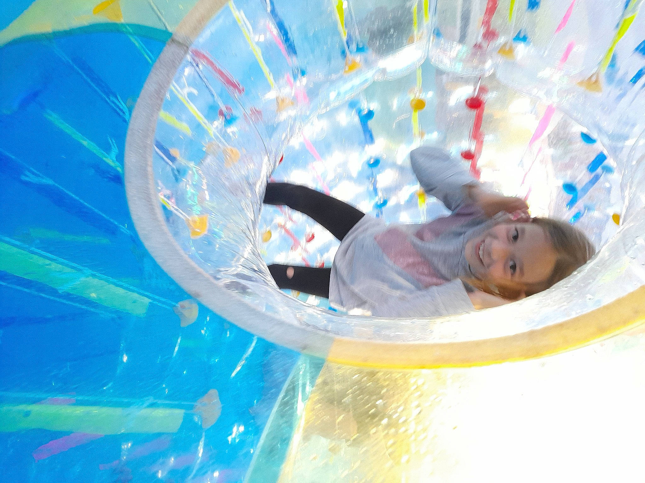 Luna participe au concours pour gagner de l'argent avec cette photo : aqua, azure, bathing, child, circle, electric_blue, fun, happy, joy, leisure, liquid, nonbuilding_structure, person, personal_protective_equipment, plastic, play, playground, recreation, smile, swimming_pool