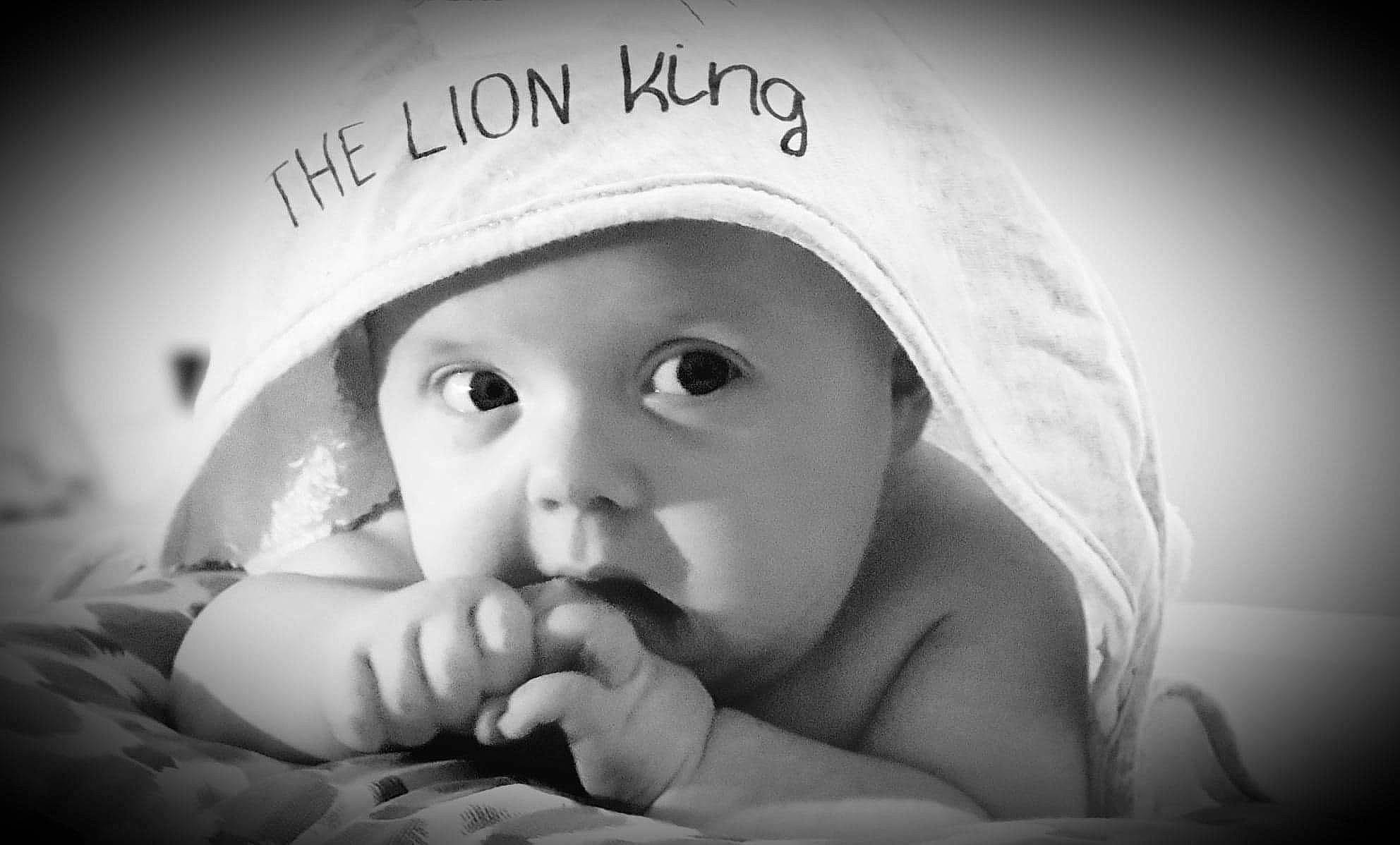 Enzo a rejoint le concours — aidez-le/la à gagner de superbes lots ! baby, bonnet, child, curious, finger, flash_photography, headwear, nail, person, photography, portrait, portrait_photography, skin, stock_photography, toddler, tummy_time