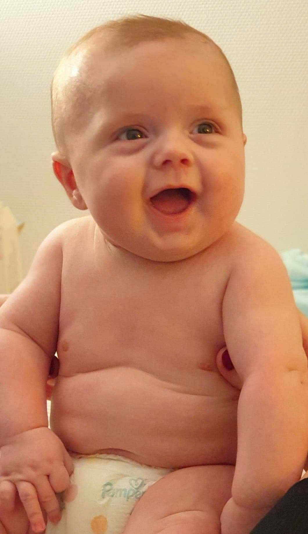 Enzo a rejoint le concours — aidez-le/la à gagner de superbes lots ! barechested, cheek, chest, child, chin, ear, eye, eyebrow, face, finger, forehead, head, iris, jaw, joint, lip, mouth, nose, person, skin