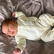 Léandro participe au concours pour gagner de l'argent avec cette photo : baby, bedroom, blanket, child, cozy, cute, face, head, indoors, infant, lying_down, newborn, onesie, peaceful, person, quilt, sleepwear, small_hands, soft, white_clothing