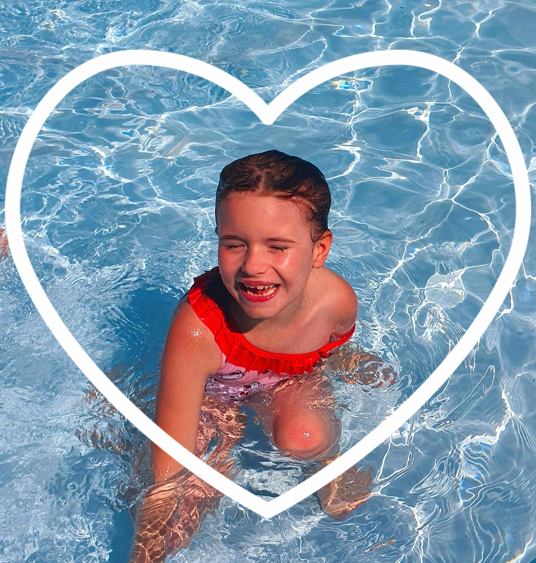Elina a rejoint le concours — aidez-le/la à gagner de superbes lots ! blue_water, child, fun, happy, heart_shape, joy, kid, leisure, outdoor, playing, recreation, red_swimsuit, sitting, smiling, splashing, summer, sunlight, swimming_pool, water, wet_hair