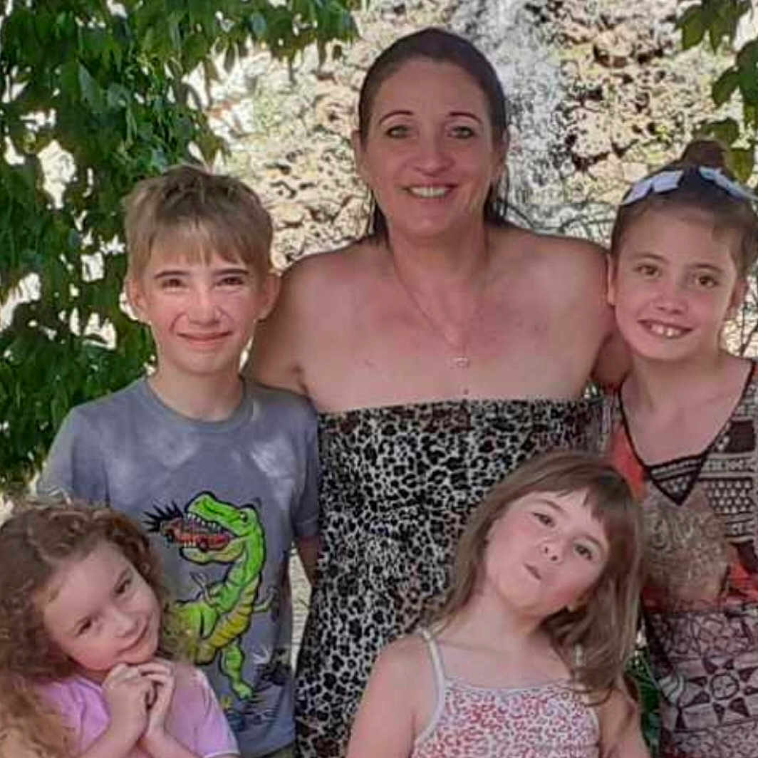 Lilou participe au concours pour gagner de l'argent avec cette photo : accessories, adult, blouse, boy, child, clothing, face, female, girl, happy, head, jewelry, male, necklace, people, person, photography, portrait, smile, woman