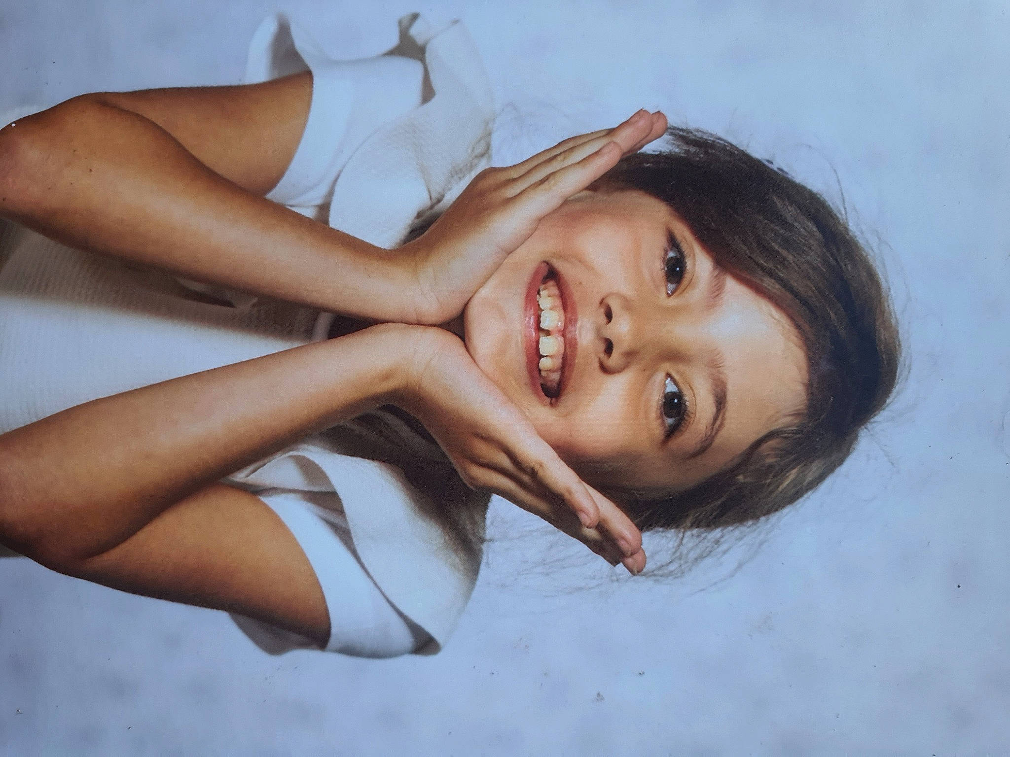 Lilou a rejoint le concours — aidez-le/la à gagner de superbes lots ! beauty, black_hair, elbow, eye, eyebrow, eyelash, flash_photography, gesture, hairstyle, happy, head, human_leg, joint, joy, lip, long_hair, neck, person, shoulder, skin