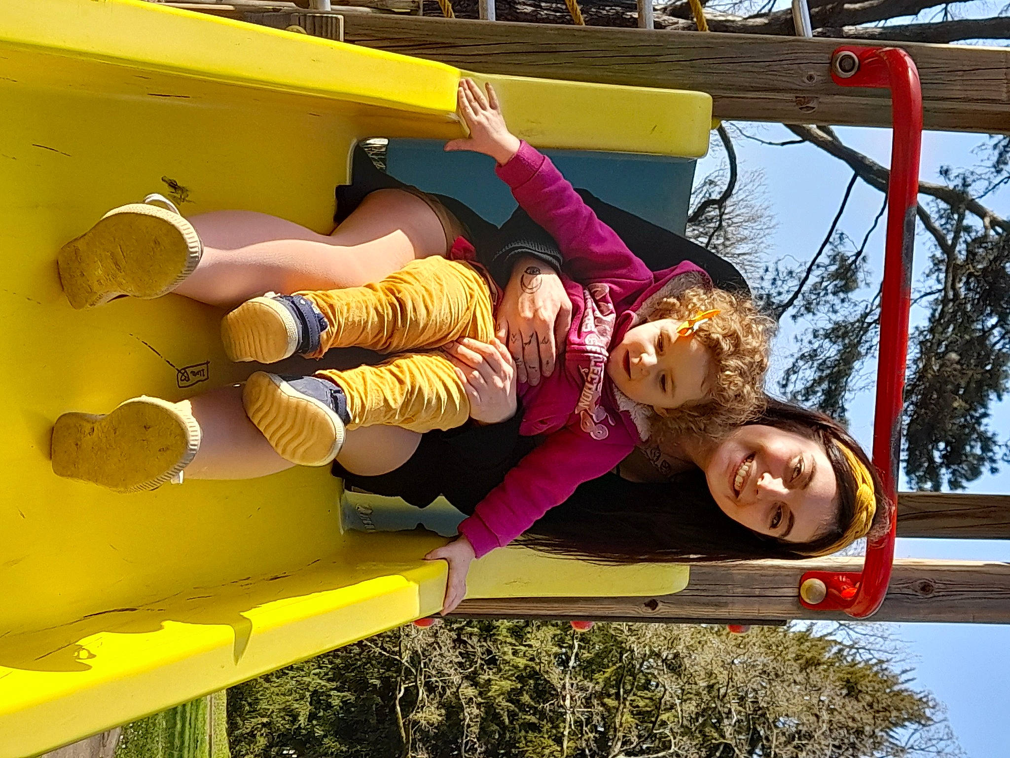 Athyna a rejoint le concours — aidez-le/la à gagner de superbes lots ! child, city, fun, happy, joy, leisure, magenta, outdoor_play_equipment, people_in_nature, person, photography, play, recreation, sky, smile, snapshot, thigh, toddler, travel, tree