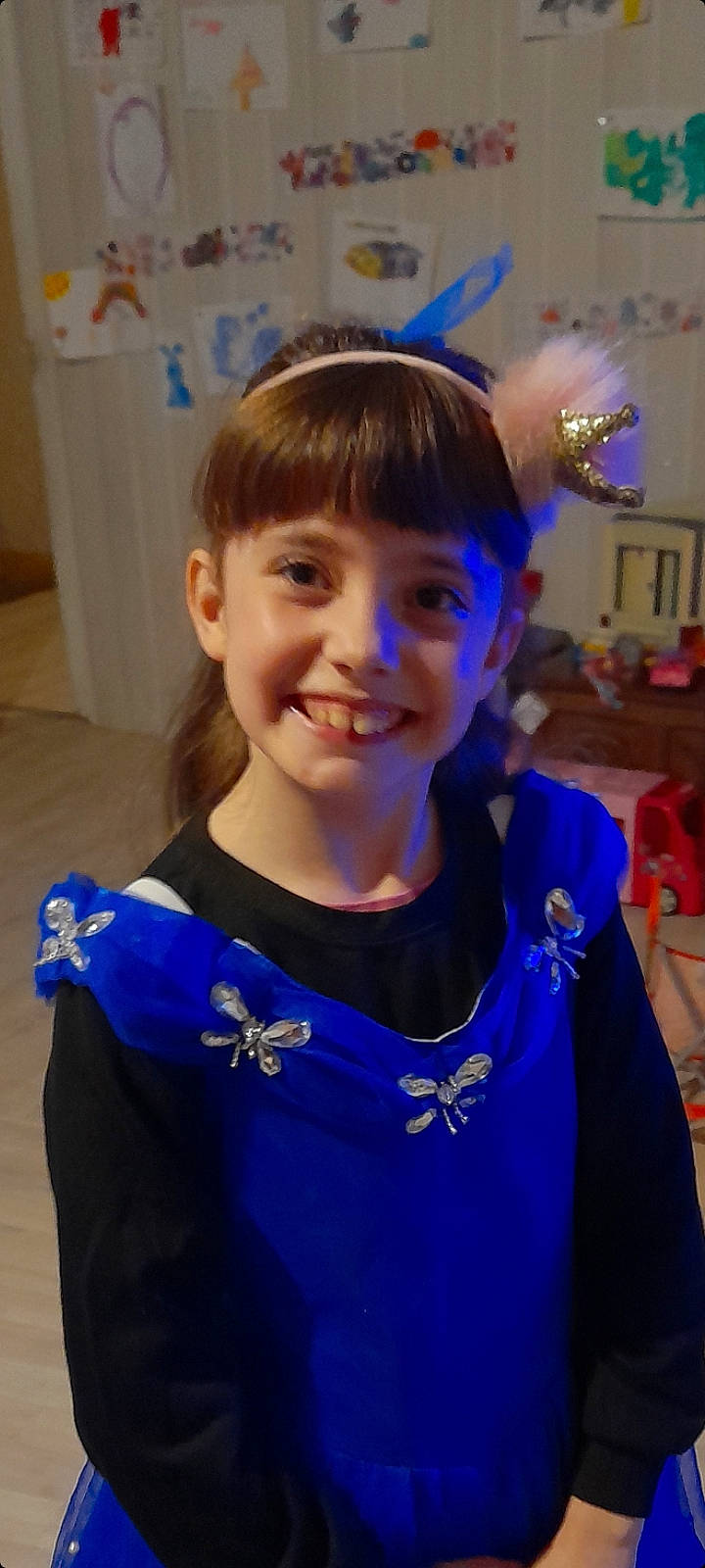 Lilou a rejoint le concours — aidez-le/la à gagner de superbes lots ! azure, bangs, blue, child, cool, costume, electric_blue, event, facial_expression, fun, hairstyle, happy, jewellery, joy, necklace, person, purple, sleeve, smile, t_shirt