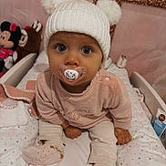 Mya a rejoint le concours — aidez-le/la à gagner de superbes lots ! baby, pacifier, hat, knit_hat, pom_poms, socks, pink_clothing, changing_pad, blanket, stuffed_toy, mickey_mouse, cute, indoor, child, person, face, blue_eyes, floor, soft_toys, baby_girl