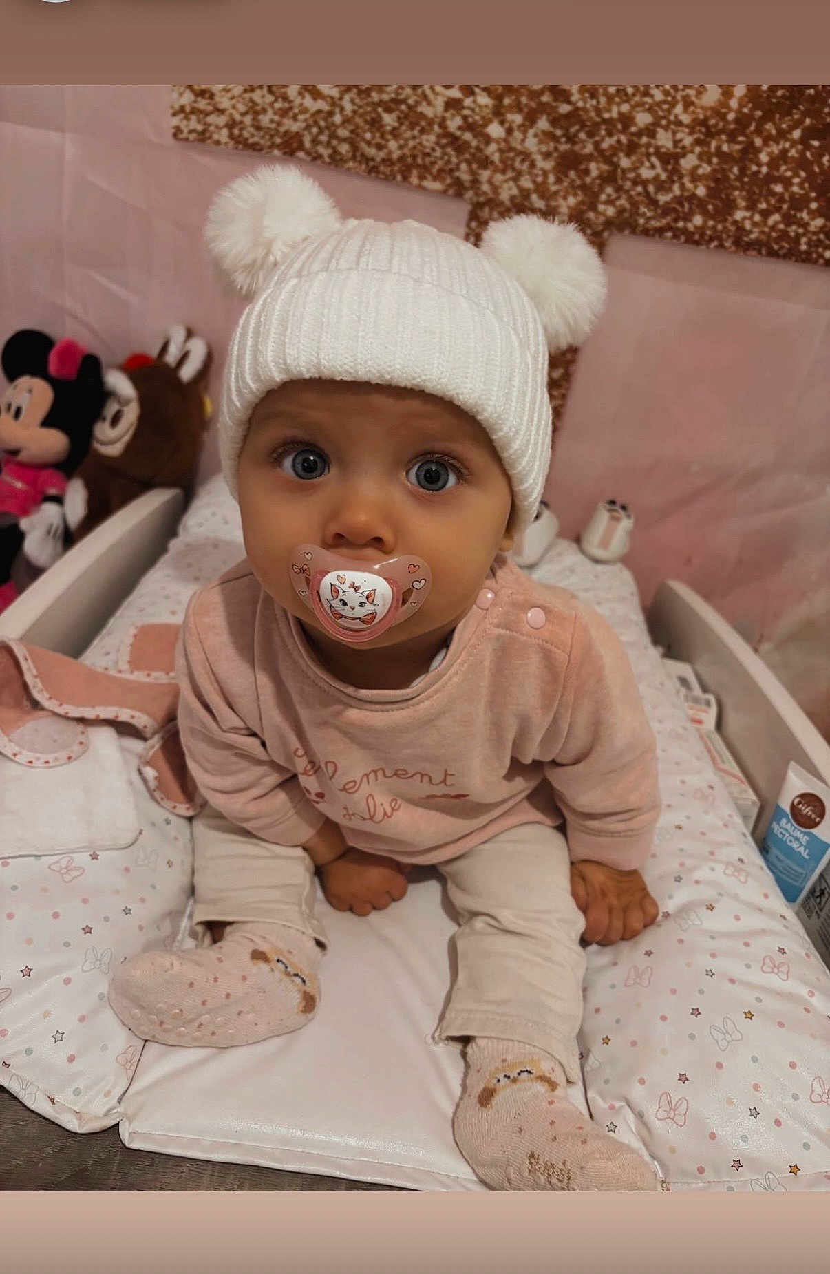 Mya a rejoint le concours — aidez-le/la à gagner de superbes lots ! baby, pacifier, hat, knit_hat, pom_poms, socks, pink_clothing, changing_pad, blanket, stuffed_toy, mickey_mouse, cute, indoor, child, person, face, blue_eyes, floor, soft_toys, baby_girl