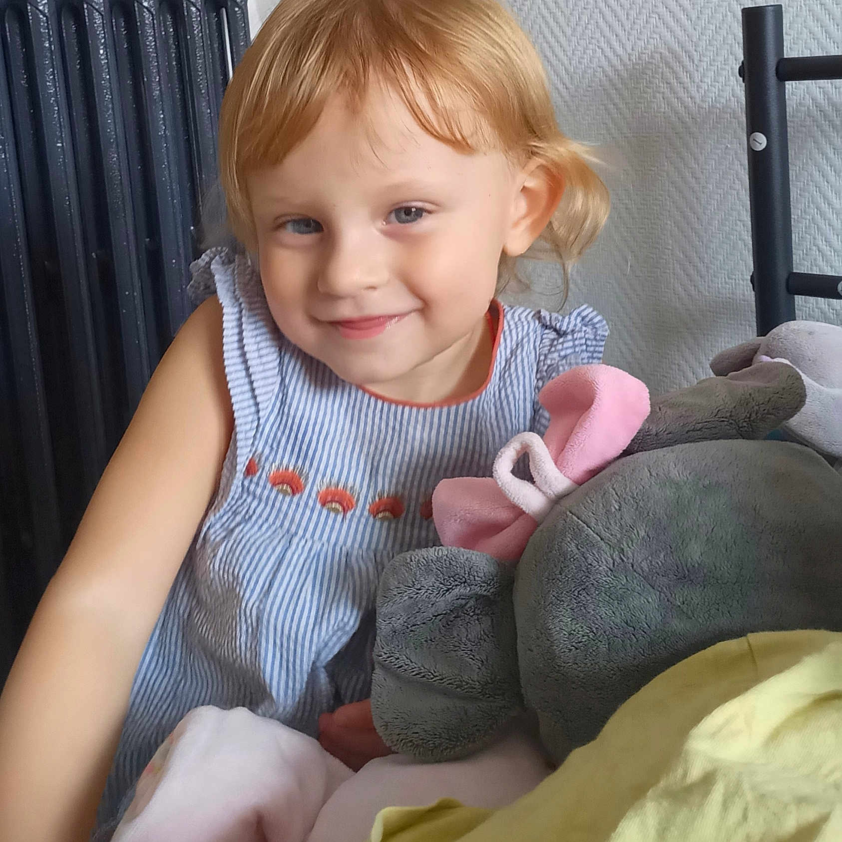 Mérylia participe au concours pour gagner de l'argent avec cette photo : baby, blonde, bodypart, couch, cushion, face, finger, furniture, hair, hand, happy, head, homedecor, indoors, person, photography, portrait, sitting, smile, toy